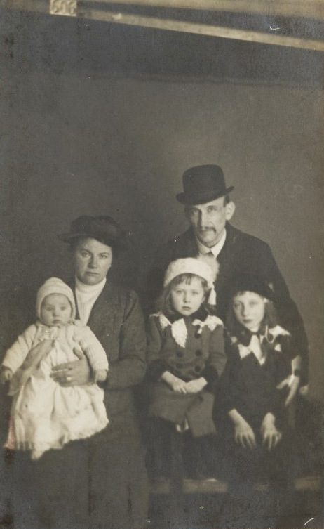 Karel Bastiaens, Joanna Lauwerijs and their three children, Martha, Hélène and Jozef(private collection Roger Bryssinck)